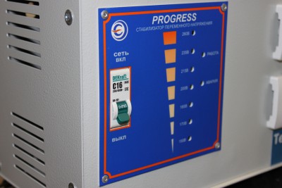 Однофазный стабилизатор напряжения Progress 1500T -Стабилизатор напряжения Progress 1500T: автомат и передняя панель